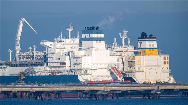 Amt lässt Anbindungsleitung für zweites LNG-Terminal zu Das mit verflüssigtem Erdgas beladene Tankschiff „Maria Energy“ (r) liegt am schwimmenden Terminal, dem Spezialschiff „Höegh Esperanza“.