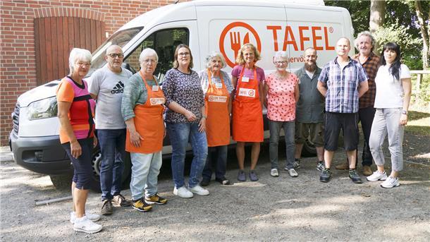 Das Mitarbeiter-Team der Bremervörder Tafel um Leiterin Karin Brünjes (links) und den "Tandem"-Vorsitzenden Andreas von Glahn (Zweiter von rechts) steht aktuell vor großen Herausforderungen und ist weiterhin auf finanzielle und personelle Unterstützung angewiesen. 
