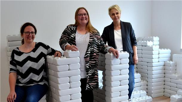 Das Miteinander passt: Das Team der Autismus-Ambulanz der Lebenshilfe Bremervörde/Zeven steht zusammen, (von links nach rechts) die langjährige Mitarbeitern Mairin Bruns, ihre neue Kollegin Jutta Bertholdt und Bereichsleitung Sylvia Mehrkens-Bartsch.