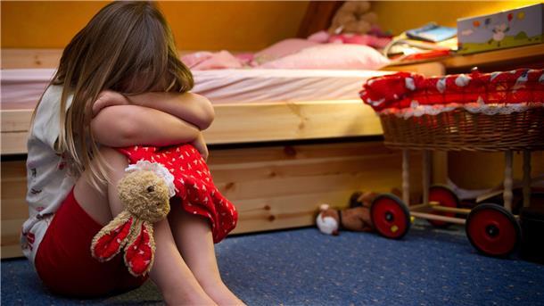 Das Miterleben von Gewalt im eigenen Elternhaus bleibt für Kinder so gut wie nie ohne Auswirkungen. Für sie ist es schlimm zu sehen, wie die Mutter oder der Vater verbal oder körperlich angegriffen wird.