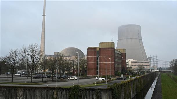 Bürgerinitiative froh über Akw-Aus: Aber noch Risiken Das mittlerweile abgeschaltete Kernkraftwerk Emsland und der erloschene Kühlturm.