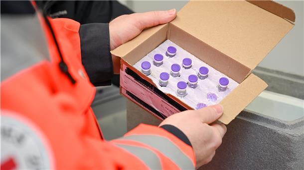Das mobile Impfteam des DRK holt die Fläschen im Impfzentrum in der Stadthalle Bremerhaven ab und bringt sie in die Seniorenheime, wo sie ältere Menschen impfen.