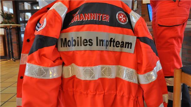 Das mobile Impfteam ist an den Jacken gut erkennbar.