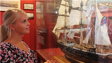Das Modell der Bark „C. J. Borgstede“ hat es Lena angetan. Es ist im Braker Schiffahrtsmuseum zu bewundern.