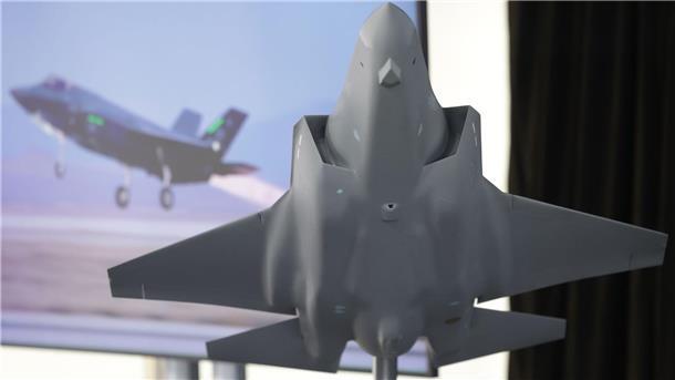 Das tut sich in Deutschlands Waffenbranche Das Modell des amerikanischen Tarnkappenbombers F35 - in Weeze soll künftig dessen Rumpfmittelteil gefertigt werden.