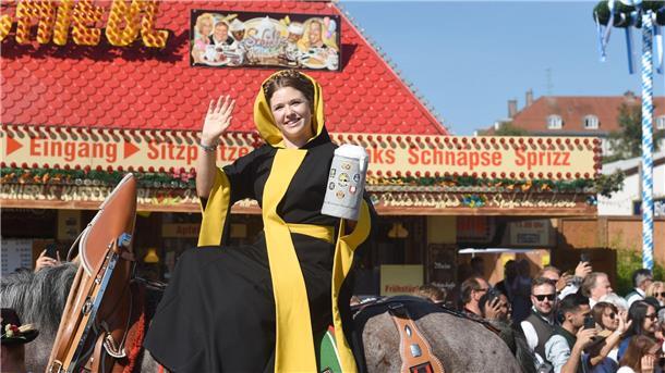 Sonne, Bier und Prominente: Münchner Oktoberfest eröffnet Das Münchner Kindl sitzt beim Einzug der Wiesnwirte auf einem Pferd.