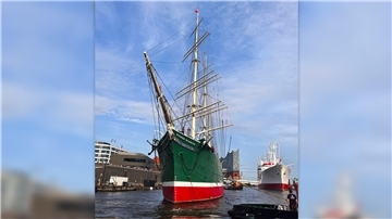 Das Museumsschiff Rickmer Rickmers wird derzeit in der Werft wieder schick gemacht.