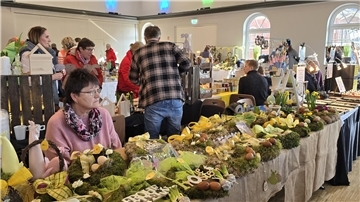 Das nahe Osterfest prägte das „Frühlingserwachen“ in der Rodenkircher Markthalle. 