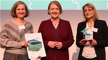 Gruppenfoto mit drei Frauen. Die Frau links hält eine Urkunde in der Hand, die Frau rechts eine Auszeichnung. Das Netzwerk Digitalambulanzen Bremerhaven zählt zu den Gewinnern des bundesweiten Wettbewerbs „Kommunal.Digital.Genial“: Heike Eulitz (links) und Verena Springer (rechts) nahmen die Auszeichnung im Beisein von Bundesseniorenministerin Lisa Paus in Mannheim entgegen.