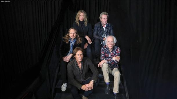Yes voller Tatendrang: „Was Anderes können wir nicht“ Das neue Album „Mirror To The Sky“ der Band Yes beginnt mit dem psychedelisch angehauchten Uptempo-Song „Cut From The Stars“.