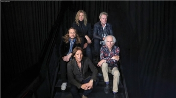 Das neue Album „Mirror To The Sky“ der Band Yes beginnt mit dem psychedelisch angehauchten Uptempo-Song „Cut From The Stars“.