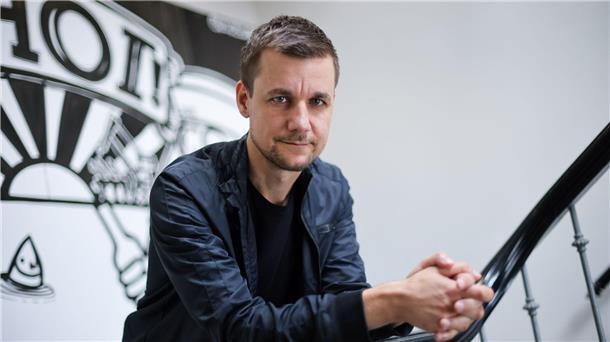 Tobias Schlegl: Mehr um Senioren und Pflegekräfte kümmern Das neue Buch von Tobias Schlegl beleuchtet unter anderem Arbeitsbedingungen in der Pflege.