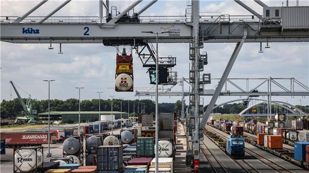 Das neue Duisburg Gateway Terminal soll eines Tages klimaneutral betrieben werden - mit Hilfe von Solarenergie und grünem Wasserstoff, der in Brennstoffzellen und Blockheizkraftwerken zum Einsatz kommt. 