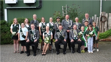 Das neue Farvener Königshaus mit dem Königspaar Jennifer und Carsten Tamke (vorne, Mitte).