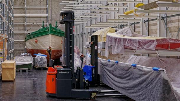 Das neue Forschungsdepot des Deutschen Schifffahrtsmuseums Bremerhaven verfügt auch über einen Bereich für große Ausstellungsgüter. Er wird nach und nach belegt. Im Hintergrund ist das größte Sammlungsobjekt des Depots zu sehen: Das zehn Meter lange Segelrettungsboot "Geheimrat Heinrich Gerlach" von 1911.