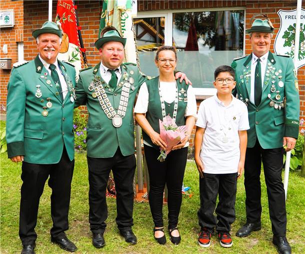 Das neue Frelsdorfer Königshaus (von links): Vorsitzender Chris Ulrichs, König Kolja Wöhleking, Königin Anika Schuhmacher, Kinderkönig Sina Husseini und der stellvertretende Vorsitzende Thomas Pape. 