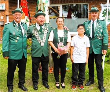 Das neue Frelsdorfer Königshaus (von links): Vorsitzender Chris Ulrichs, König Kolja Wöhleking, Königin Anika Schuhmacher, Kinderkönig Sina Husseini und der stellvertretende Vorsitzende Thomas Pape. 
