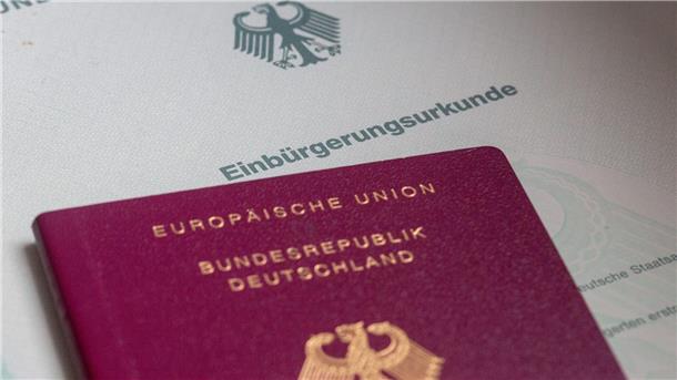 Reform des Staatsbürgerschaftsrechts nimmt letzte Hürde Das neue Gesetz sieht vor, dass Zuwanderer bereits nach fünf Jahren Aufenthalt in Deutschland Staatsbürger werden können, vorausgesetzt sie können ihren Lebensunterhalt ohne staatliche Hilfe bestreiten.