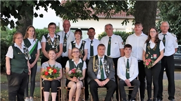 Das neue Königshaus der Schützenkameradschaft Breddorf: (hintere Reihe von links) Grandmonarchin Marlies Stelljes, Kinder-Ritter Marieke Stöver, Begleiterin Silke Mohrmann, Grandmonarch Thomas Schröder, Begleiterin Dagmar von Deylen, Ritter Tobias Krüger, Ritter Dietmar Mohrmann, Jugend-Ritter Alexander Müller, Jugend-Ritter Anne Mohrmann, Vorsitzender Peter Mohrmann. (Vordere Reihe) Kinderkönigin Lina Borchers, Damenkönigin Sabrina Monsees, Schützenkönig Nils Monsees, Jugendkönig Torben Stöver.