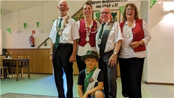 Gruppenfoto der neuen Schützenmajestäten des Hagener Schützenvereins
