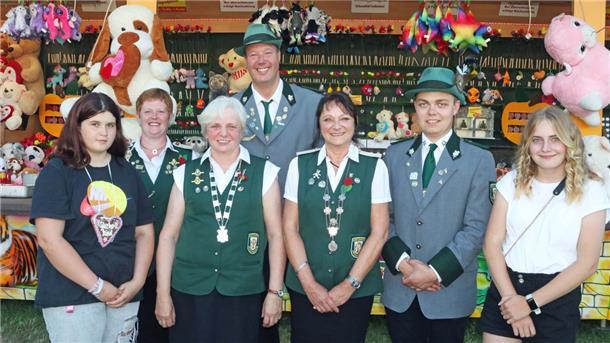 Das neue Königshaus des Schützenvereins Offenwarden (von links): Kinderkönigin Angelina Campe, zweite Vorsitzende Meike Reineke-Arfmann, Vizekönigin Anneli Blohm, Vizekönig Jens Blohm-Geffken, Königin und erste Vorsitzende Petra Arloff, König Eike Wittmaier, Jugendkönigin Sina Cammann. Foto: Baur