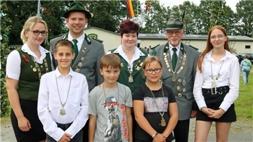 Das neue Königshaus des Schützenvereins Uthlede: Königin Anna-Lena Weckwerth (von links), König Timo Erasmi, Vizekönigin Anja Ficke, Vizekönig Günter Tietje, Jugendkönigin Nina Warnke, vorn Jugendvizekönig Lennart Oetjen, Schülervizekönig Max Warnke und Schülerkönigin Anna-Lena Warnke.