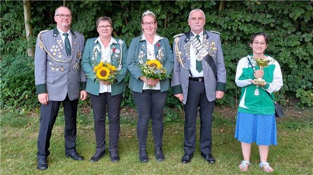 Das neue Königshaus des SV Freschluneberg (von links):Vizekönig Werner Jagusch, Vizekönigin Irene Stenzel, Königin Nadine Seipelt, König Gerhard Peters und Jugendkönigin Azra Gasi.