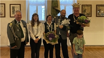 Schützenkönige mit Blumensträußen