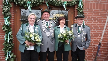 Das neue Königshaus (von links nach rechts): Schützenkönigin Andrea Gödeke, Schützenkönig Torsten Sulenski, Vizekönigin Monika Thielemann und Vizekönig Karlheinz Meyer.