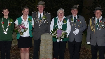 Das neue Königshaus (von rechts): Hauptmann Thomas Nowak, Vizekönig Peter Radtke, Vizekönigin Birgit Schomaker, König Carsten Meyer, Königin: Astrid Hedtke, Jugendkönig Justin Schmidt