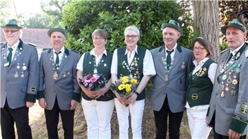 Das neue Ko¨nigshaus (von links): Vorsitzender Herwald Semken, Ko¨nig Andreas Kaluza, Ko¨nigin Sandra Henning, Vizeko¨nigin Maja Grotheer, Vizeko¨nig Michael Trenke sowie die Volksko¨nige Ute Rebien und Torsten Sulenski. Foto: Kistner