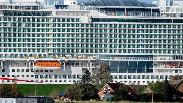 Kreuzfahrtschiff „Arvia“ ist in der Nordsee angekommen Das neue Kreuzfahrtschiff „Arvia“ hat die Meyer-Werft verlassen und ist auf der Ems unterwegs.