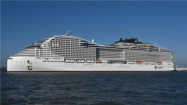 Ein Kreuzfahrtschiff liegt vor Anker. Die „MSC World America“ bietet Platz für mehr als 5.200 Gäste. Die Taufe findet im April statt.
