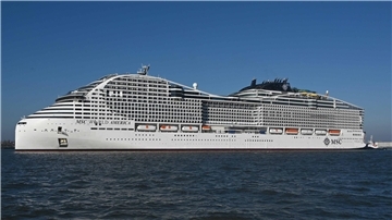 Ein Kreuzfahrtschiff liegt vor Anker. Die „MSC World America“ bietet Platz für mehr als 5.200 Gäste. Die Taufe findet im April statt.