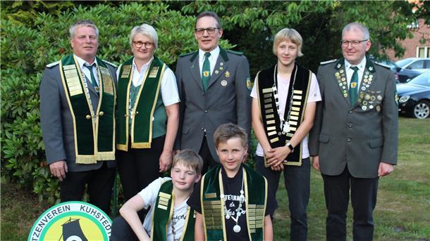 Das neue Kuhstedtermoorer Königshaus mit König Bernd Ruröde (von links), Königin Christine Ruröde, Alterskönig Udo Flathmann, Jugendkönigin Ines Gerken, Sportleiter Torsten Schnaars sowie Kinderkönig Maximilian Tomfohrde (vorne, links) und Kindervizekönig Jasper Blanken. 