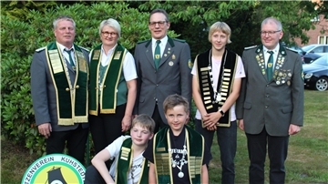 Das neue Kuhstedtermoorer Königshaus mit König Bernd Ruröde (von links), Königin Christine Ruröde, Alterskönig Udo Flathmann, Jugendkönigin Ines Gerken, Sportleiter Torsten Schnaars sowie Kinderkönig Maximilian Tomfohrde (vorne, links) und Kindervizekönig Jasper Blanken. 