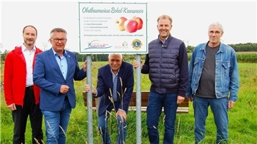 Das neue Schild weist die Obstbaumwiese in Kransmoor als Gemeinschaftsaktion des Lions Clubs Wesermünde und der Gemeinde Beverstedt aus. Von links: Falk Scheibe-In der Stroth, Lions-Präsident Andreas Wittenberg, Harm Wilkens, Bürgermeister Guido Diekmann und Martin Borgwart.