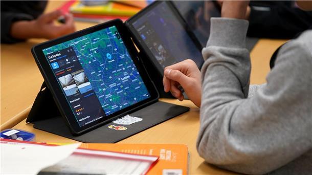 Kind nutzt Tablet im Unterricht