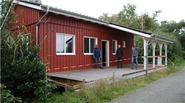Das neue Vereinshaus des Beerster Yachtclubs am See in Bad Bederkesa nimmt mehr und mehr Form an. Darüber freuen sich (von links) Vereinssprecher Heiner von See, Peter Scholz und Bernd Hiegemann.