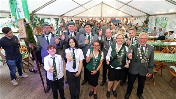 Das neue Wulsbütteler Königshaus (vorn, von links): Jugendvizekönig Emil Baumgarth, Jugendkönigin Johanne Kühne, Vizekönigin Evelyn Schellenberg, Königin Jessica Schnibbe, König Heinz Linke; (hinten, von links): Fahnenträger Immo Fleischer, 2. Vorsitzender Thorben Schnibbe, Vizekönig Joel Tschirra, 1. Vorsitzender Erck Barúmgarth und Sportleiter Tobias Böttjer.