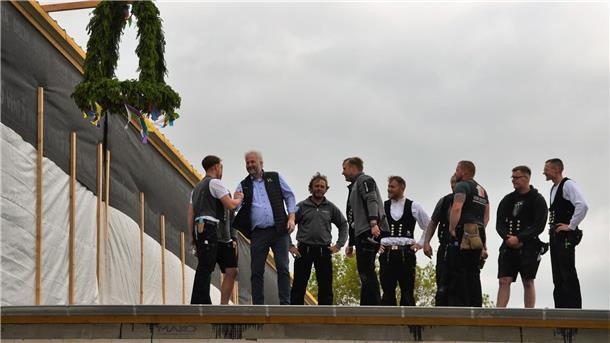 Zimmerleute und Richtkranz auf dem Dach der Haack Tischlerei GmbH