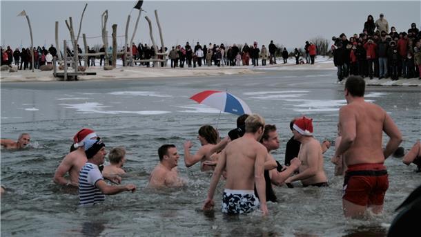 Das Neujahrsschwimmen in der Nordseelagune in Burhave hat schon Tradition.
