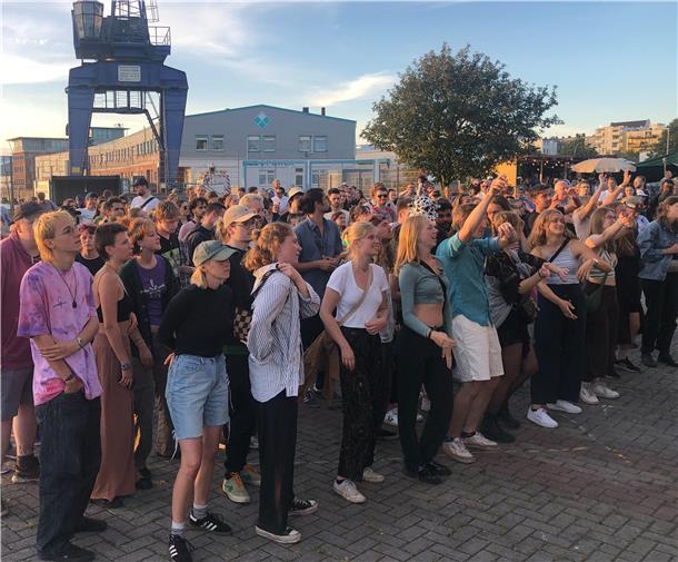 Maritime Tage (Update 36): Ein letzter Gruß an die schwimmenden Gäste Das NEUS-Musikfestival war schon am ersten Abend gut besucht.