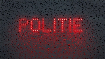 Das niederländische Wort für „Polizei“: Die Polizei ermittelt im Fall eines Bootsunglücks.