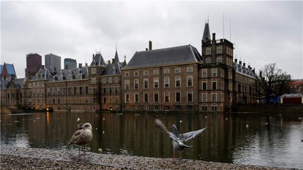 Strenge Regeln gegen Sozialhilfebetrug ruinieren Leben Das niederländischen Parlament in Den Haag. Laut der Untersuchungskommission wurden mit den Regeln gegen Sozialhilfebetrug von Abgeordneten schlechte Gesetze verabschiedet und von Gerichten nicht der Rechtsschutz der Bürger gewahrt.