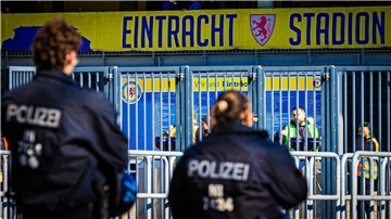 Braunschweig gegen Hannover - Ein Derby auf Bewährung Das Niedersachsen-Derby findet mit hohem Sicherheitsaufwand statt. (Archivbild)