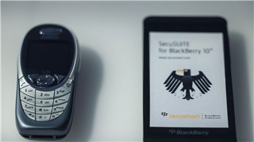 Das Nokia-Handy von Angela Merkel neben einem abhörsicheren Blackberry.