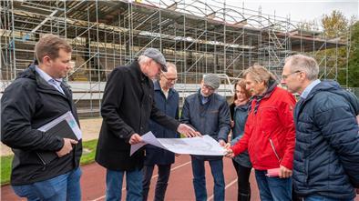 Das Nordseestadion wird nun saniert (von links): Bennet Fenrich (Seestadt Immobilien), Architekt Bernd Wiedenroth, Holger Schneeberg (Seestadt-Immobilien), Dezernent Bernd Schomaker, Claudia Neiden (Stadtplanungsamt), Beate Driemel (OSC-Präsidentin, verdeckt), Jens Ennen und Stefan Axmann vom Sportamt.