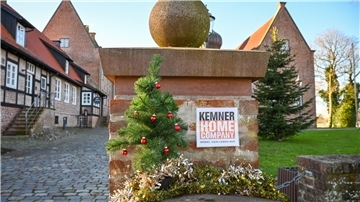 Das NZ-Weihnachtsbäumchen setzt seine Reise durch die Region fort! Haben Sie erkannt, welcher besondere Ort am 3. Dezember im Hintergrund zu sehen war? Es war die Burg Bederkesa.