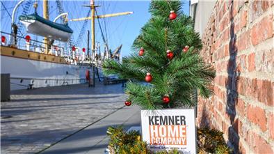 Das NZ-Weihnachtsbäumchen war wieder in Bremerhaven und im Landkreis Cuxhaven unterwegs. Welches Schiff ist dieses Mal im Hintergrund zu sehen. Raten Sie mit und gewinnen Sie tolle Preise.